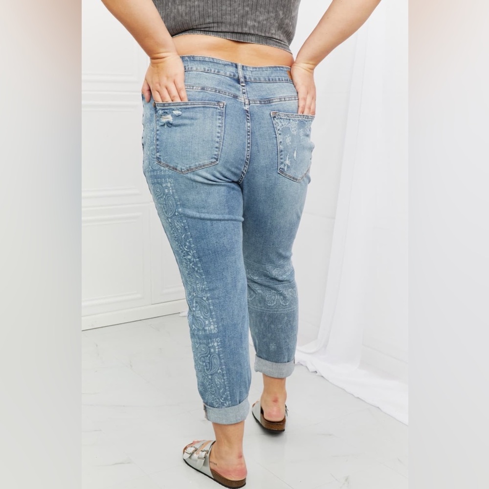 FLASH SALE! JUDY BLUE Plus Size Maika Paisley Patterned Ripped Boyfriend Jeans - Picture 4 of 4